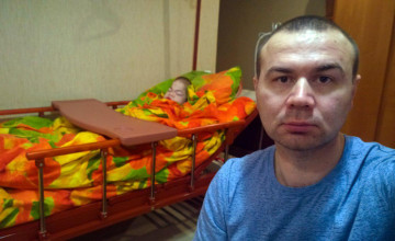 Две сумки и тяжелобольной ребёнок на руках: как папа возит сына на жизнеспасающую терапию