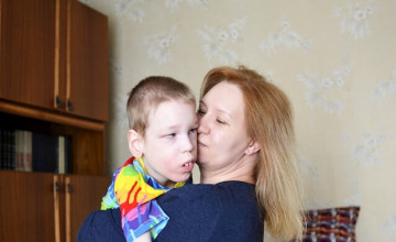 Богдан выбирает яркую футболку и жизнь дома